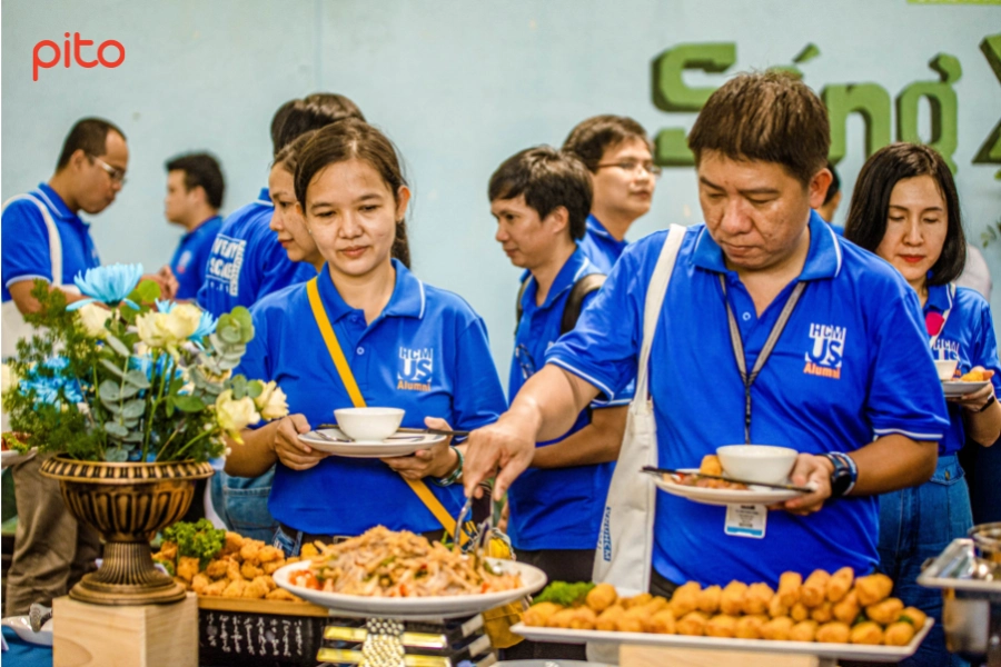 Cuu-sinh-vien-ĐH-KHTN-dung-tiec-buffet-02 Khách dùng tiệc Buffet