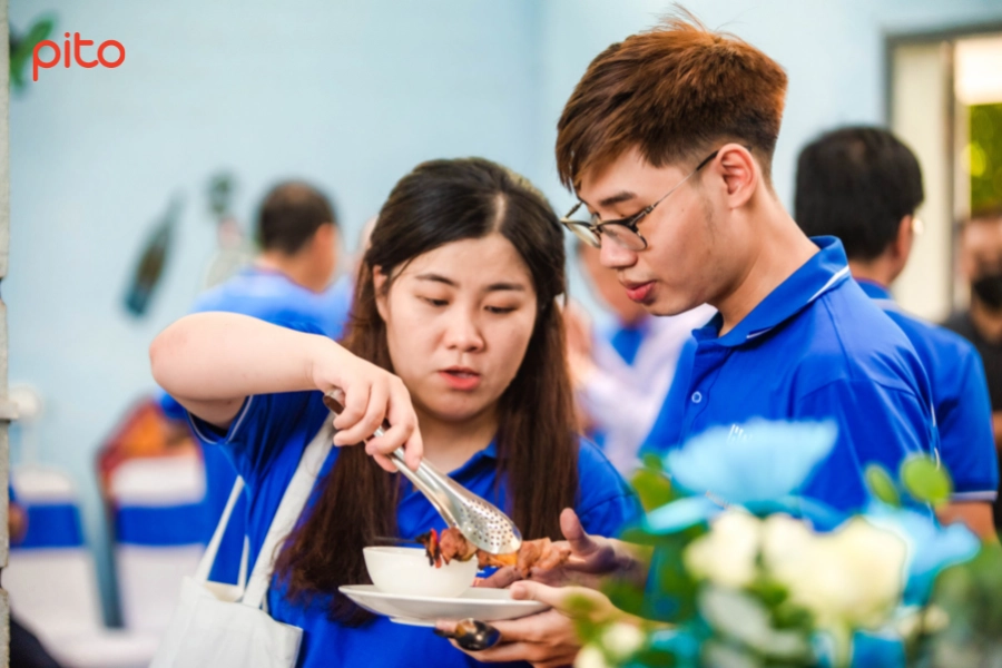 Khach-dung-tiec-buffet Khách dùng tiệc Buffet