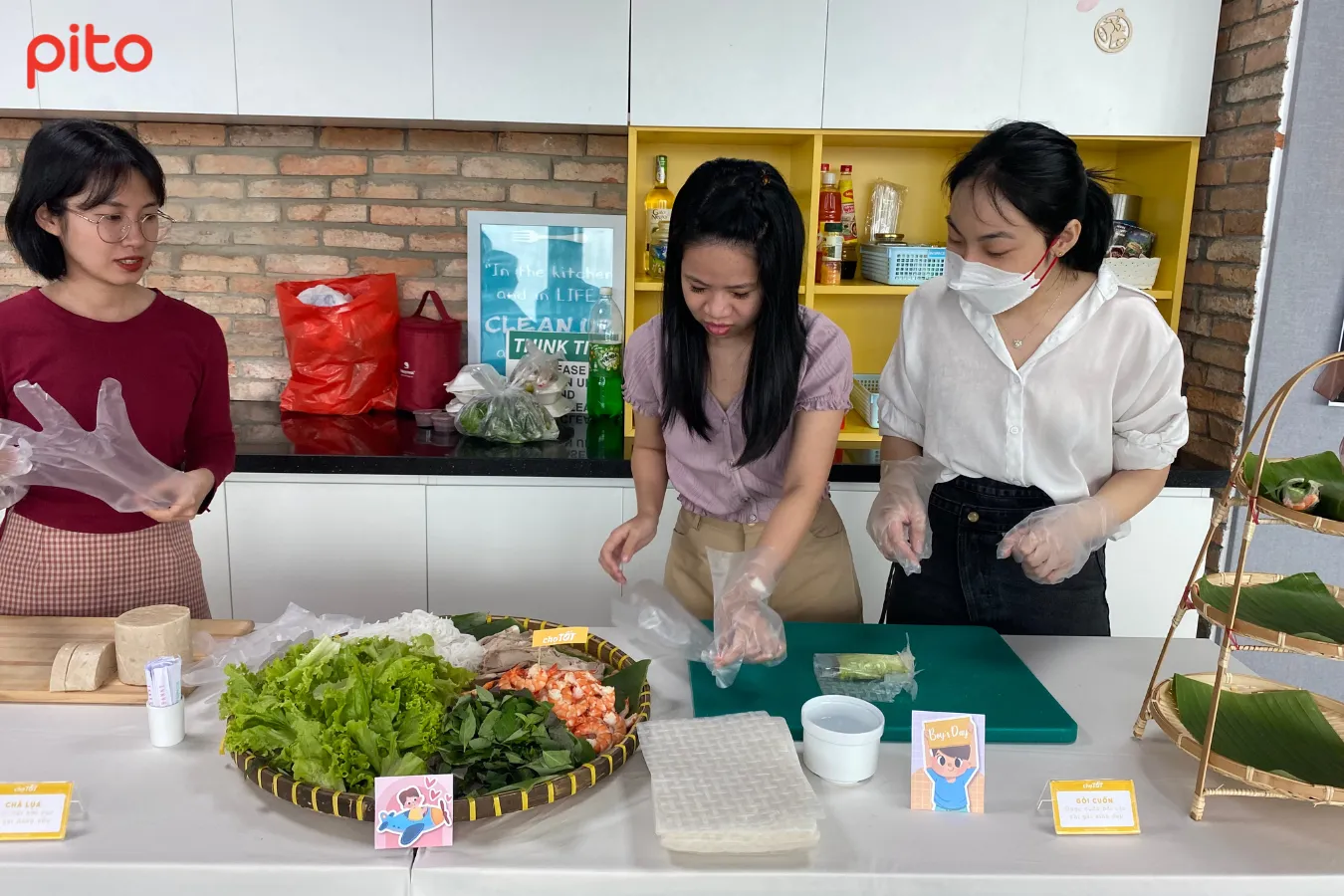 Dau-bep-tan-tinh-huong-dan-chi-em-nha-cho Đầu bếp tận tình hướng dẫn chị em nhà Chợ