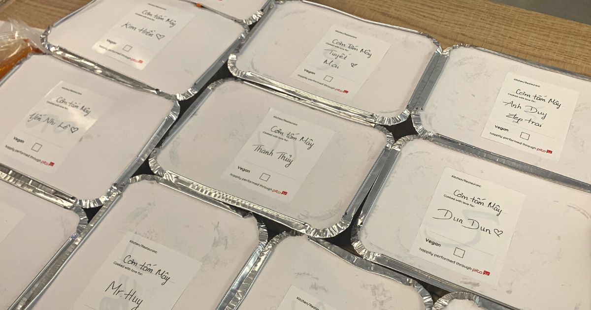 Thử nghiệm dán label lên các hộp đựng thức ăn - PITO Cloud Canteen