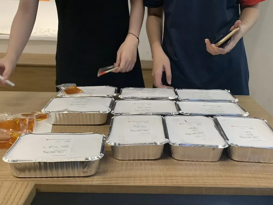 Các hộp thức ăn được dán label theo tên và thực đơn