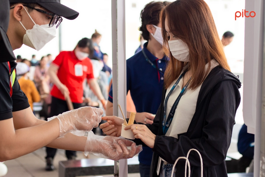 Nhan-vien-nu-Avery-Dennison-thuong-thuc-kem Nhân viên nữ Avery Dennison thưởng thức kem