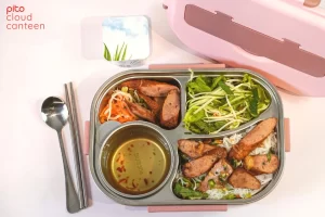 Dong-goi-com-van-phong-hop-tai-su-dung-PITO-Cloud-Canteen Đóng gói cơm văn phòng bằng hộp cơm tái sử dụng - PITO Cloud Canteen