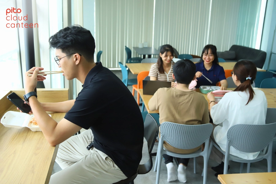An-trua-mot-minh-o-van-phong-PITO-Cloud-Canteen Ăn trưa một mình ở chốn công sở - PITO Cloud Canteen