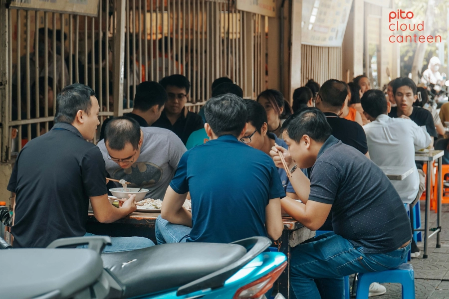 Dan-van-phong-an-trua-tai-cac-hang-quan-binh-dan-PITO-Cloud-Canteen Dân văn phòng ăn trưa tại các hàng quán bình dân - PITO Cloud Canteen