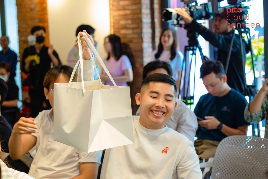 Khach-moi-thich-thu-voi-mon-qua-bat-ngo-tu-PITO-Cloud-Canteen Khách mời thích thú với món quà bất ngờ từ PITO Cloud Canteen