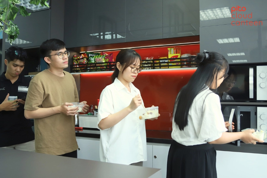 Xep-hang-doi-ham-com-trua-o-van-phong-PITO-Cloud-Canteen Xếp hàng đợi hâm cơm trưa ở văn phòng là điều thường xuyên diễn ra - PITO Cloud Canteen