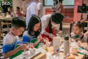 Cac-ban-nho-thich-thu-voi-hoat-dong-lam-banh-cupcake Các bạn nhỏ thích thú với hoạt động làm bánh cupcake