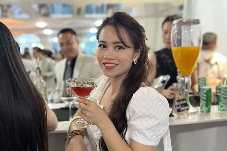 Khách hàng thưởng thức mocktail