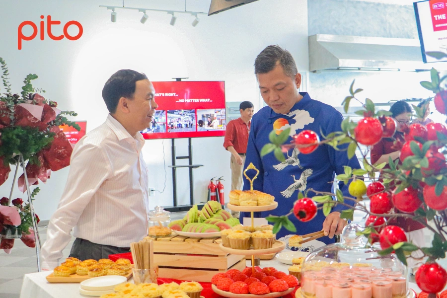 Khách thích thú với các món bánh trong tiệc khai trương