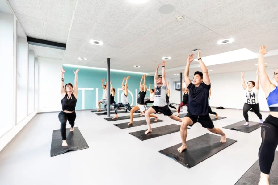 Lớp học yoga của nhân viên Adidas