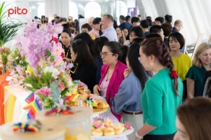 Khách mời dùng tiệc Tea Break