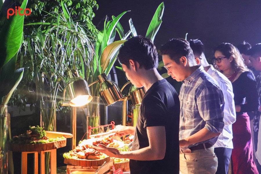 Cộng sự The Access hào hứng thưởng thức tiệc