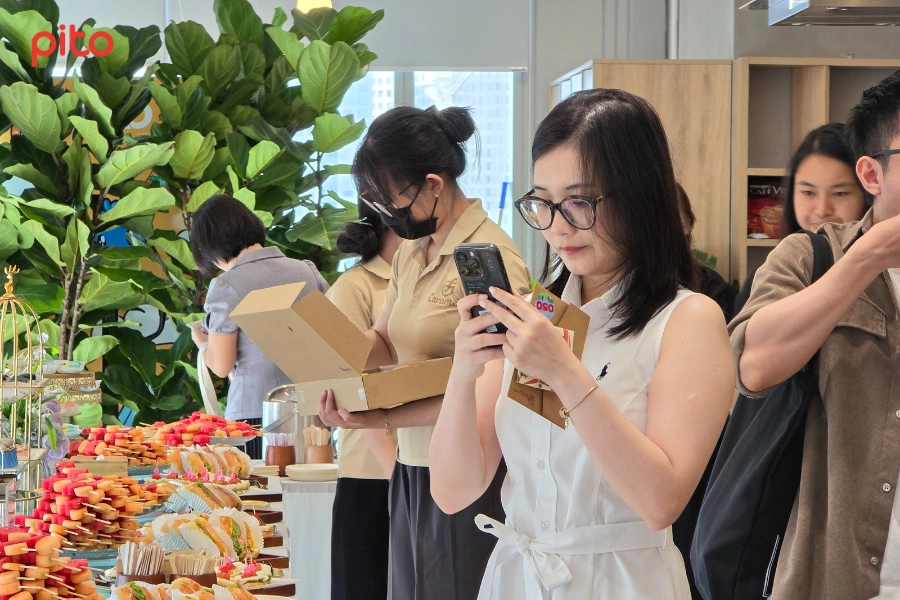 Nhân viên AIA check in bàn tiệc Tea Break