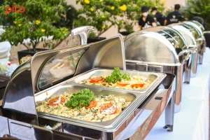Món ăn chỉn chu, nóng hổi trong suốt bữa tiệc