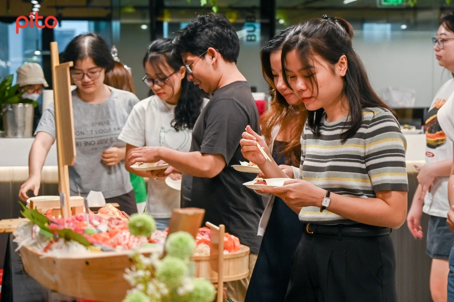 Cộng sự Sky Mavis thưởng thức tiệc Buffet sushi