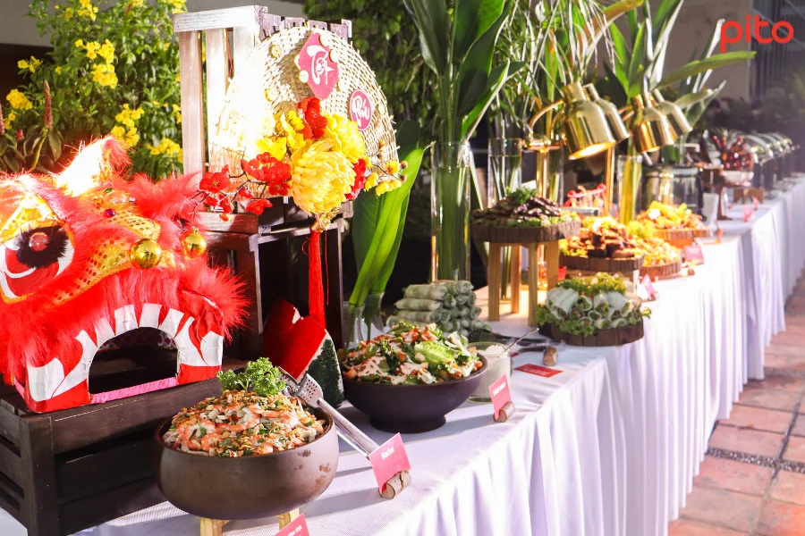 Quầy buffet đầy đặn tại văn phòng