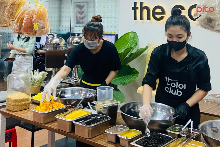 Nhân viên trộn bánh tráng