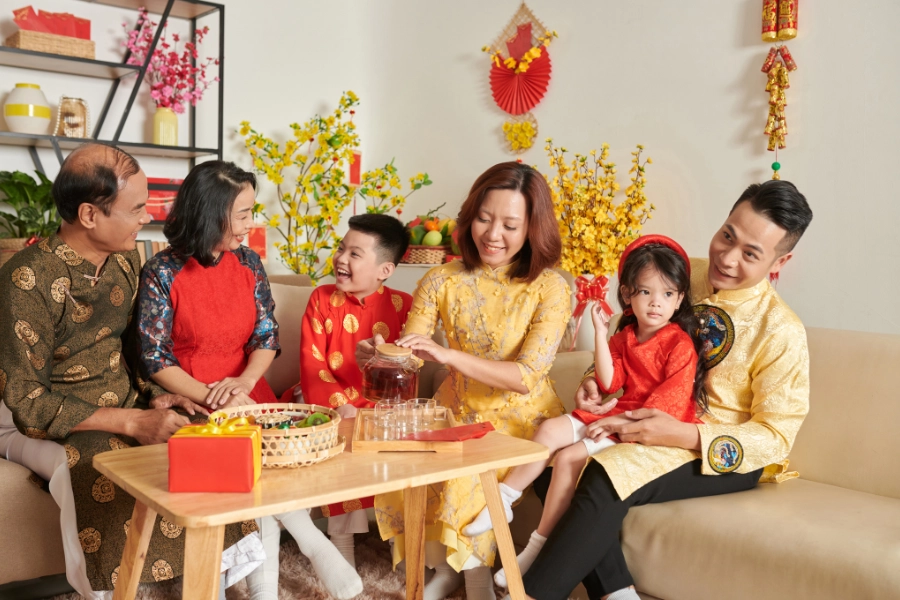 Nhân viên thoải mái, vui vẻ đoàn tụ cùng gia đình dịp Tết