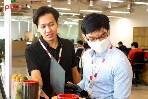 nhan-vien-thuong-thuc-nuoc-ep Nhân viên vừa làm vừa thưởng thức nước ép thơm ngon