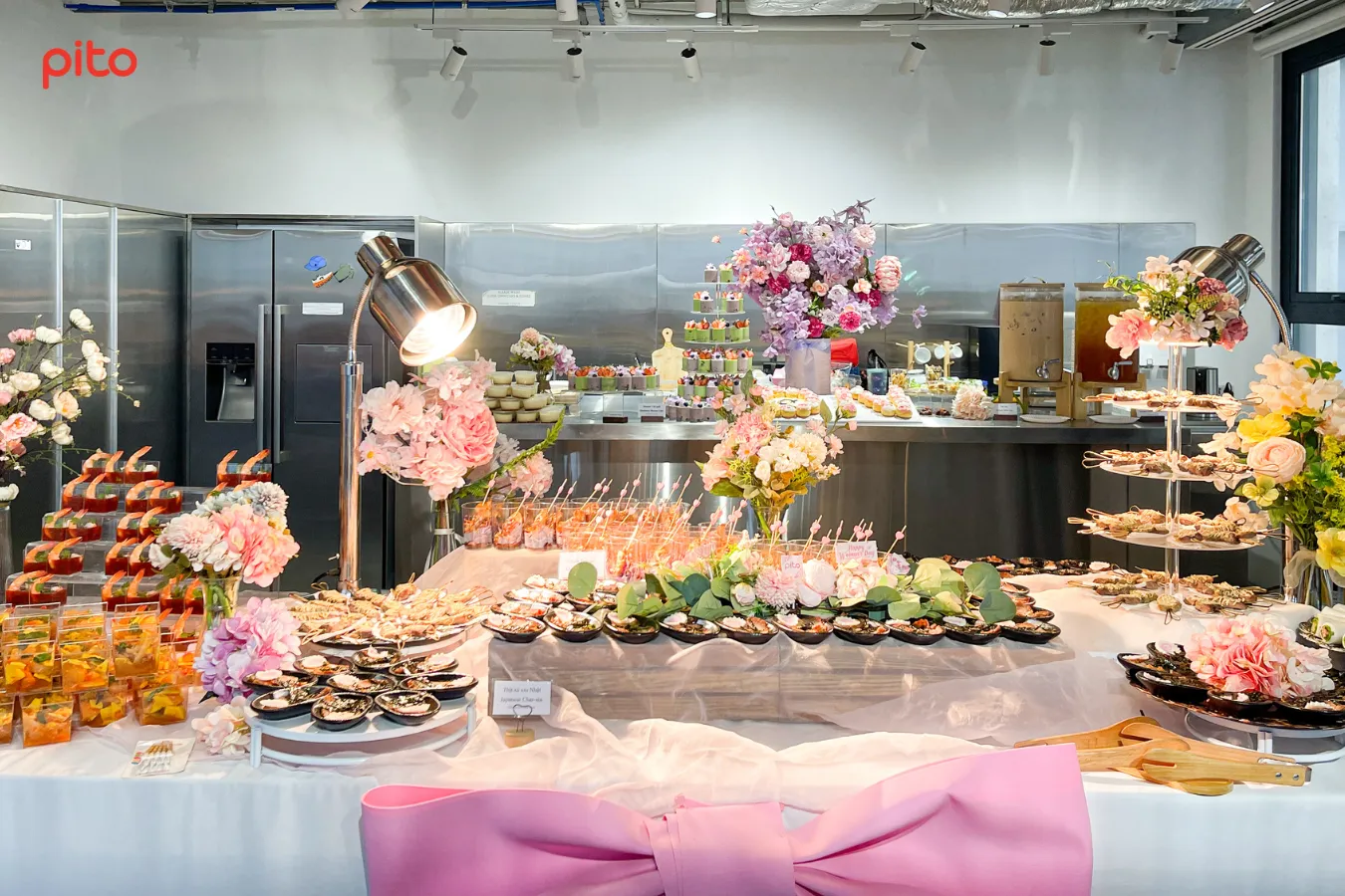 Bàn tiệc buffet tone hồng ngot ngào cho chị em