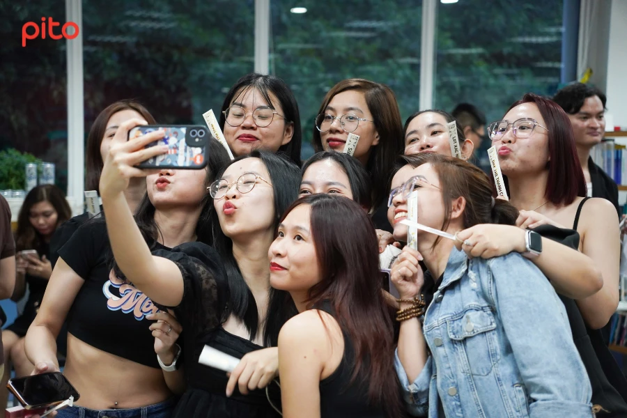 Bữa ăn vui vẻ, gắn kết đồng nghiệp ngày đầu năm