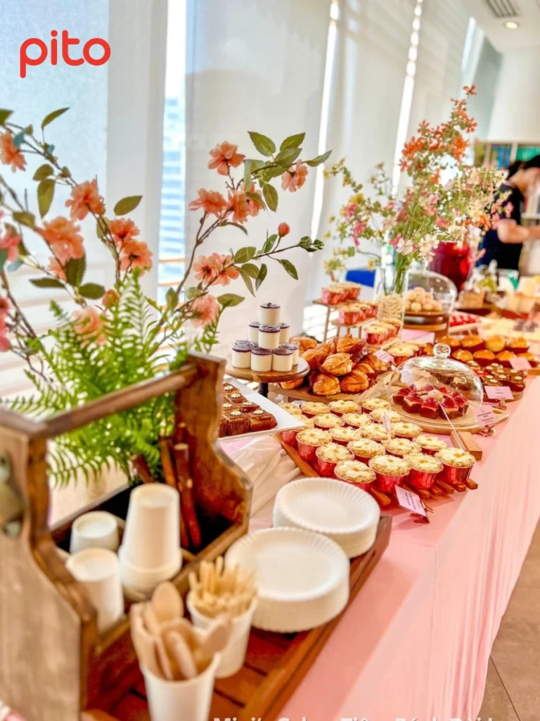 Bàn tiệc Tea Break được trang trí đậm chất 8/3