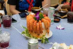 TiniWorld-menu-tiec-ban-tom-su-hap-nuoc-dua