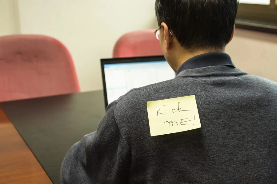 Giấy note kì quái trêu đồng nghiệp ngày cá tháng tư