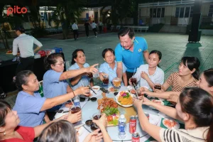 UCLA-English-Academy-tiec-ban-dip-20-11 (1) Thầy cô quây quần bên bàn tiệc ngày 20/11