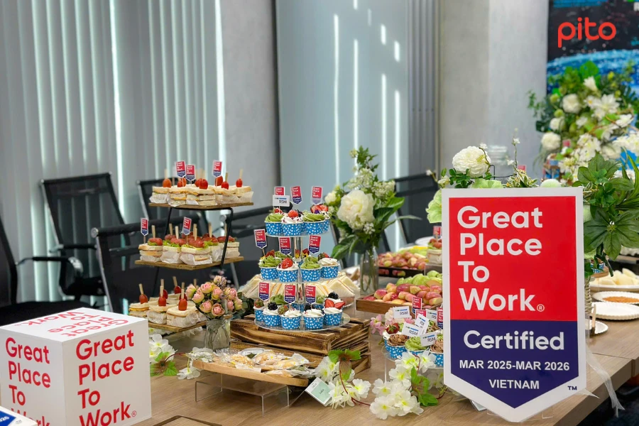 Bàn tiệc nổi bật với các vị bánh cupcake