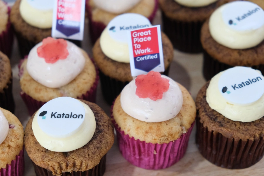 Bánh cupcake in logo katalon