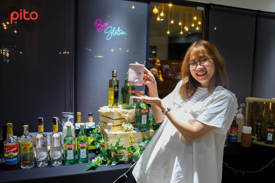 Check in tại quầy bar cocktail