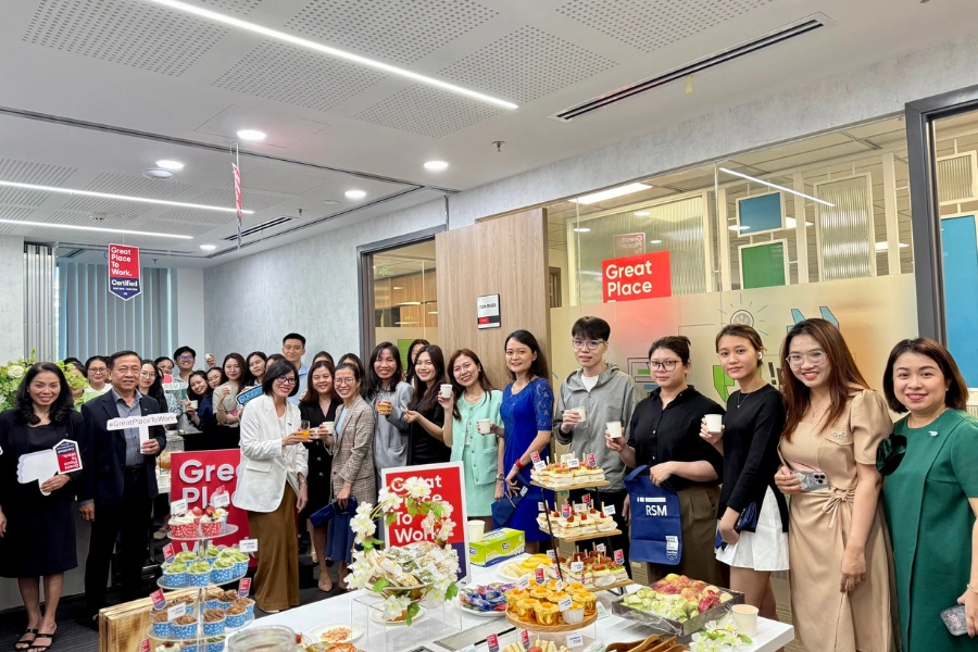 Tập thể RSM nâng ly chúc mừng thành tựu