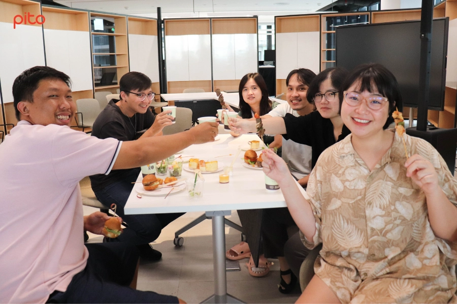 Nhan-vien-Sky-Mavis-trong-thoi-gian-Happy-Hour Nhân viên Sky Mavis trong thời gian Happy Hour