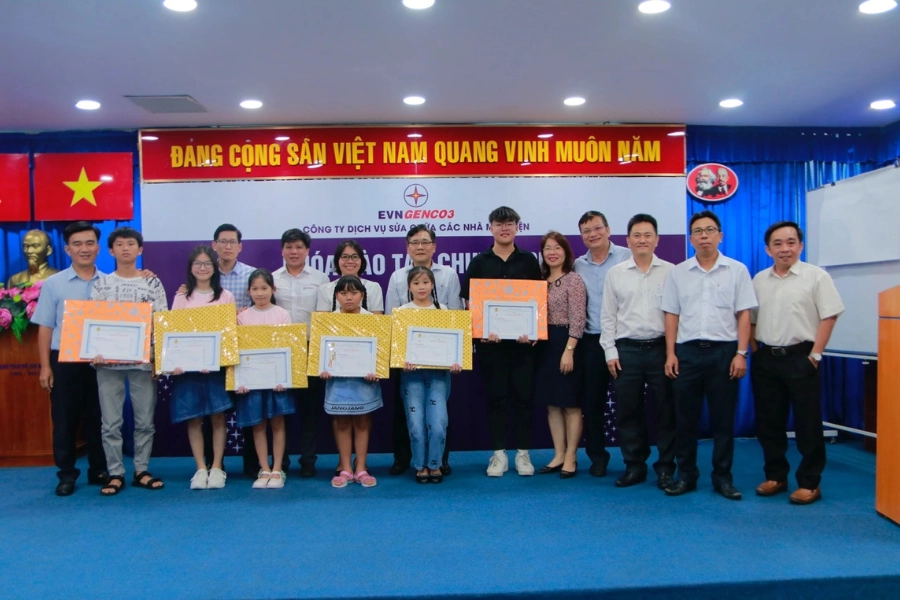 Khen thưởng thành tích học tập cho các bé