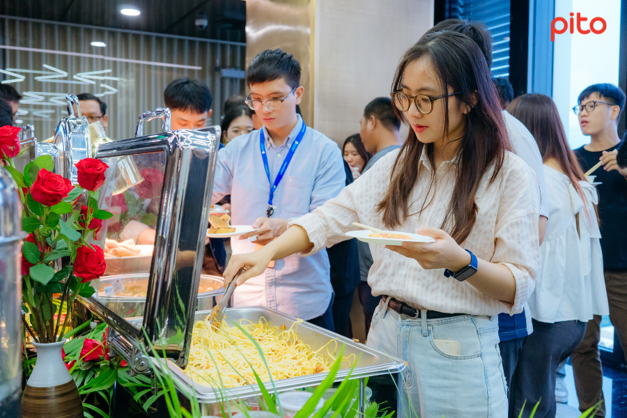 Nhân viên văn phòng thưởng thức tiệc