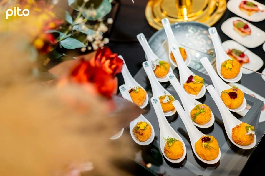 Tiệc Finger Food đẹp và sang trọng PITO trang trí trên muỗng sứ