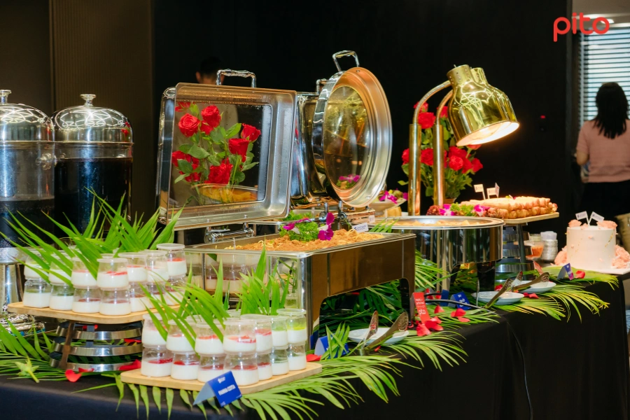 Bàn tiệc buffet sang trọng