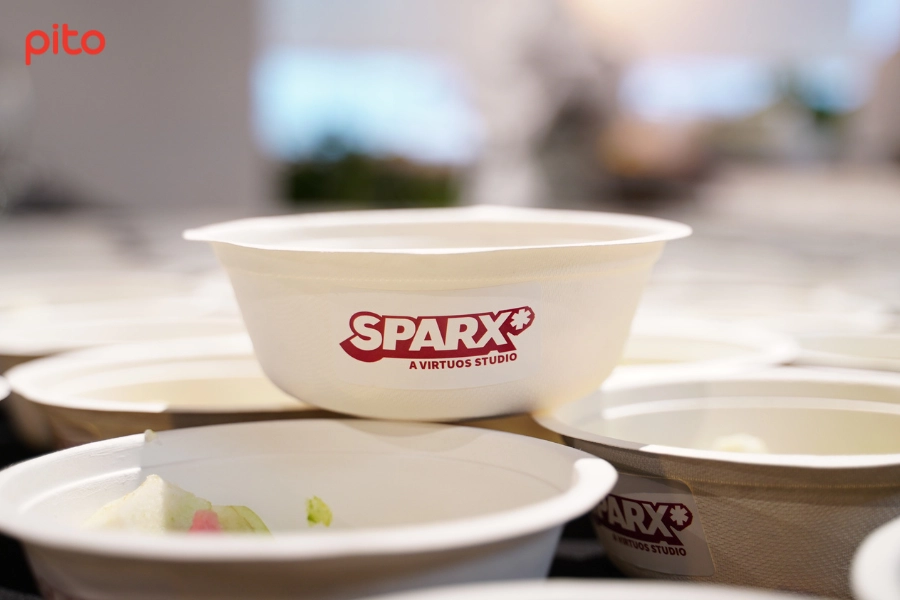 Ly yaourt đều được dán logo Sparx