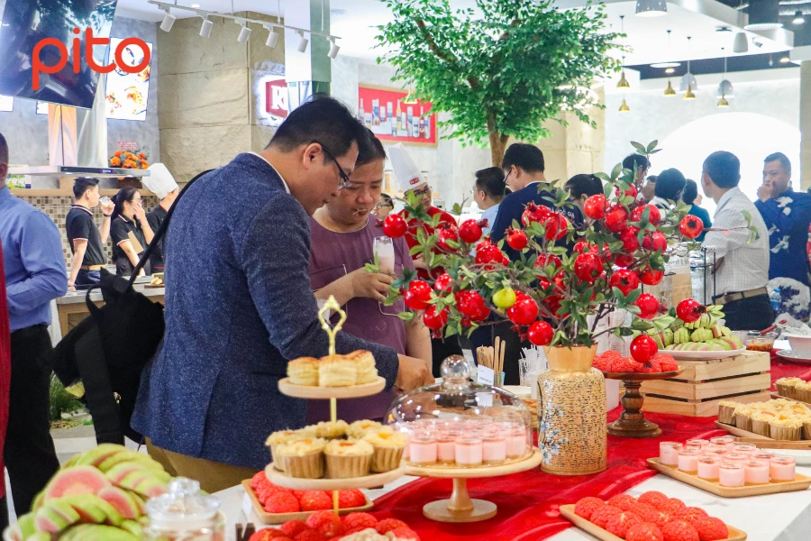 Khách hàng dùng tiệc Tea Break