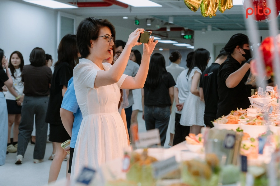 Nhân viên Profectus thích thú với bàn tiệc Finger food
