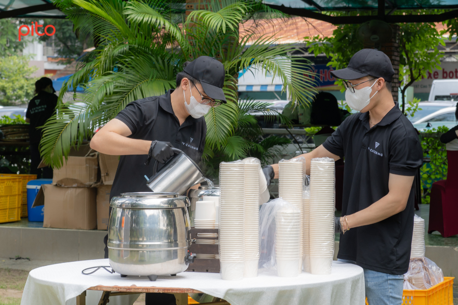 Nhân viên phục vụ catering