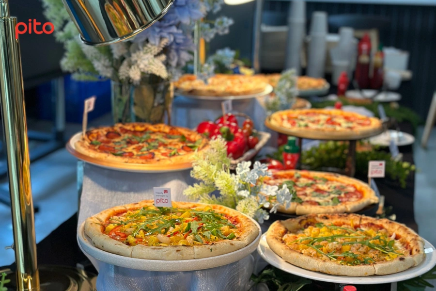 Pizza nóng hổi và trang trí bắt mắt tại văn phòng