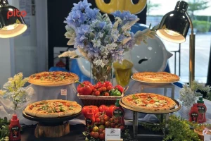Bàn tiệc pizza được trang trí bắt mắt