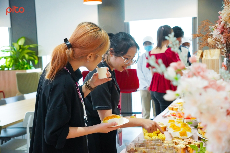 Nhân viên dùng tiệc teabreak ngày mưa ấm cúng