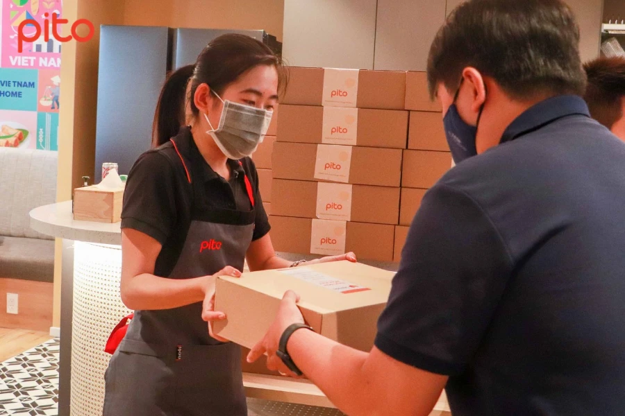 Nhân viên PITO tận tâm trong các dịch vụ tiệc văn phòng