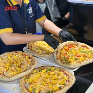 Pizza được sắp xếp nướng tại văn phòng