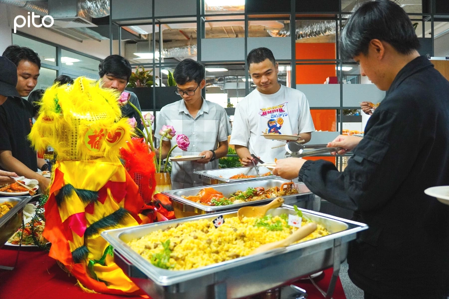 Nhan-vien-Senspark-dung-tiec-buffet-Trung-thu Nhân viên Senspark dùng tiệc Buffet