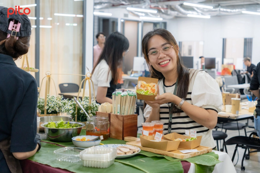Cộng sự thích thú với món bánh Huế